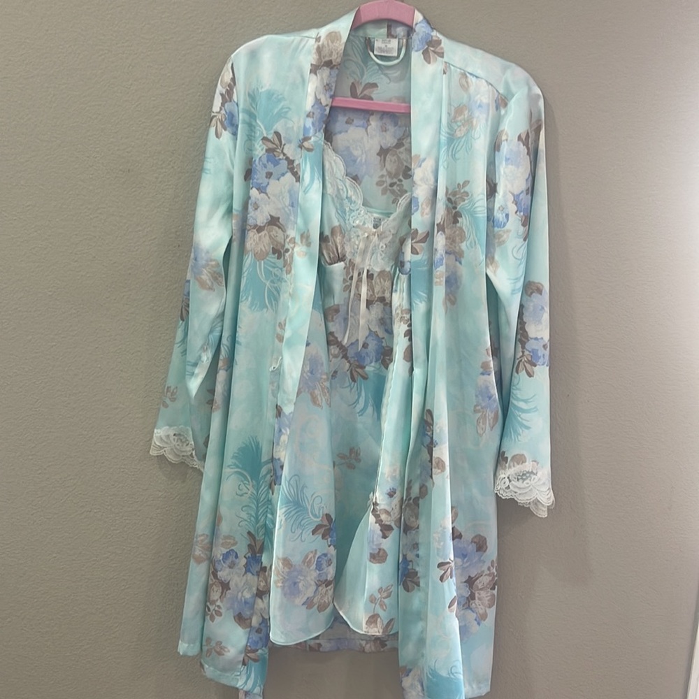 Matching set night gown robe set it’s beautiful - Picture 2 of 7